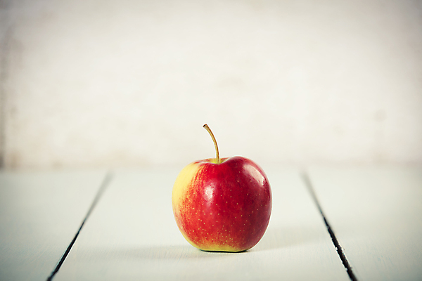 포토 JPG 해외이미지 실내 사람없음 한개 신선 사과 흰배경 카피스페이스 해외202004 해외포토 1 백그라운드 과일 내부 공백 흰색 파일형식