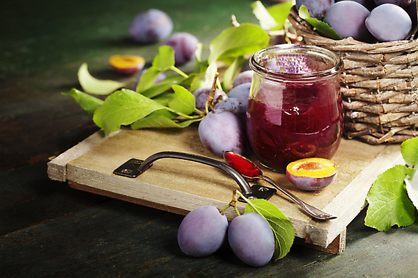 포토 JPG 해외이미지 잎 유리병 디저트 사람없음 바구니 숟가락 유기농 자두 과일잼 나무도마 나무탁자 해외202004 해외포토 식물 웰빙 음식 과일 탁자 병_용기 도마 수저 목재 잼 파일형식