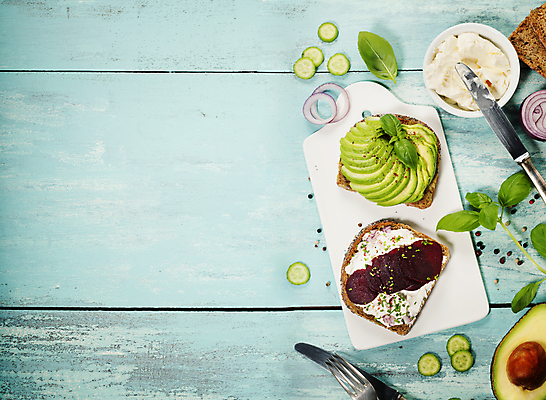 포토 JPG 해외이미지 그릇 빵 포크 오이 도마 샌드위치 사람없음 하이앵글 나이프 민트 파란배경 나무바닥 바질 아보카도 나무도마 적양파 크림치즈 카피스페이스 해외202004 해외포토 식기 음식 뷰포인트 백그라운드 채소 과일 주방용품 양파 치즈 바닥 목재 파란색 공백 칼 허브 파일형식