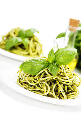 포토 JPG 해외이미지 접시 유리병 파스타 실내 사람없음 아웃포커스 올리브오일 흰배경 바질 페스토 해외202004 해외포토 식기 백그라운드 병_용기 서양음식 촬영기법 내부 흰색 소스_음식 기름_음식 파일형식