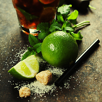 포토 JPG 해외이미지 회색배경 빨대 근접촬영 사람없음 설탕 민트 칵테일잔 라임 모히토 해외202004 해외포토 뷰포인트 백그라운드 술잔 과일 회색 칵테일 허브 파일형식