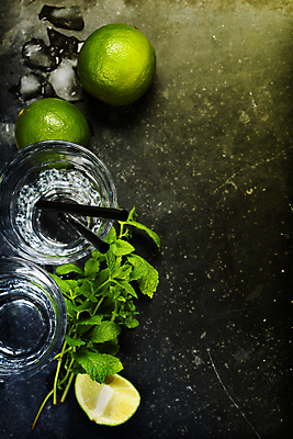 포토 JPG 해외이미지 검은배경 빨대 사람없음 하이앵글 얼음 민트 칵테일잔 라임 모히토 카피스페이스 해외202004 해외포토 자연요소 뷰포인트 백그라운드 술잔 과일 검은색 공백 칵테일 허브 파일형식