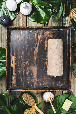 포토 JPG 해외이미지 잎 실내 사람없음 하이앵글 수건 숟가락 나무바닥 아로마 아로마테라피 나무쟁반 브러쉬빗 허브볼 입욕소금 해외202004 해외포토 식물 뷰포인트 바닥 쟁반 수저 내부 목재 위생용품 미용용품 소금 테라피 파일형식