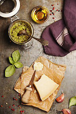 포토 JPG 해외이미지 유리병 치즈 실내 마늘 사람없음 하이앵글 종이봉투 숟가락 올리브오일 유리그릇 바질 치즈나이프 통후추 페스토 해외202004 해외포토 그릇 뷰포인트 채소 유리 병_용기 봉투 유제품 수저 내부 소스_음식 나이프 기름_음식 후추 파일형식