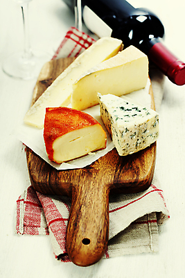 포토 JPG 해외이미지 치즈 유제품 실내 사람없음 식탁보 와인병 흰배경 나무도마 블루치즈 해외202004 고르곤졸라치즈 해외포토 백그라운드 병_용기 도마 내부 목재 와인 흰색 파일형식