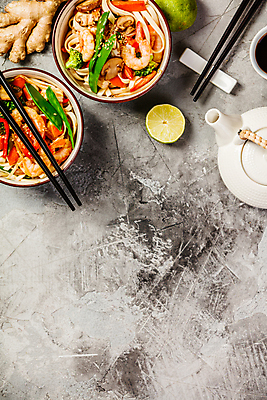 포토 JPG 해외이미지 그릇 젓가락 회색배경 주전자 사람없음 하이앵글 면류 국수 라임 생강 동양음식 쌀국수 젓가락받침대 카피스페이스 해외202004 해외포토 식기 음식 뷰포인트 백그라운드 채소 과일 주방용품 수저 공백 회색 베트남음식 수저받침대 파일형식