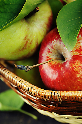 포토 JPG 해외이미지 잎 실내 근접촬영 사람없음 바구니 신선 사과 청사과 해외202004 해외포토 식물 뷰포인트 과일 내부 파일형식