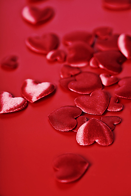 포토 JPG 해외이미지 실내 발렌타인데이 사랑 사람없음 하트 오브젝트 빨간배경 해외202004 해외포토 모양 감정 백그라운드 데이이벤트 내부 빨간색 파일형식