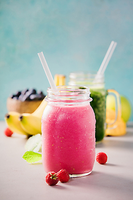 포토 JPG 해외이미지 잔 바나나 건강 빨대 사람없음 주스 사과 블루베리 채식 산딸기 다이어트음식 스무디 저칼로리식단 해외202004 해외포토 식기 음료 다이어트 과일 식단 저칼로리 파일형식