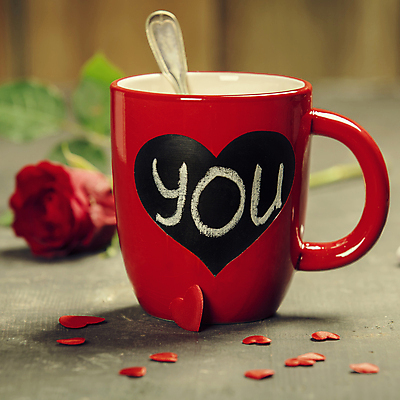 포토 JPG 해외이미지 영어 실내 발렌타인데이 사랑 사람없음 아웃포커스 단어 장미 머그컵 하트 티스푼 오브젝트 해외202004 해외포토 모양 문자 꽃 감정 데이이벤트 촬영기법 내부 컵 숟가락 파일형식