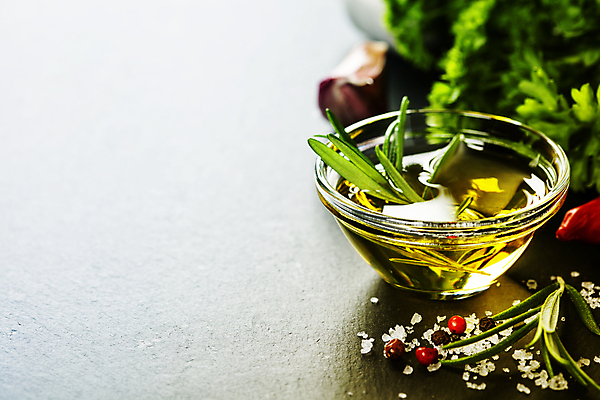 포토 JPG 해외이미지 실내 사람없음 아웃포커스 올리브오일 허브 흰배경 소금 유리그릇 로즈메리 통후추 카피스페이스 해외202004 해외포토 식물 그릇 백그라운드 유리 촬영기법 내부 공백 흰색 기름_음식 후추 파일형식