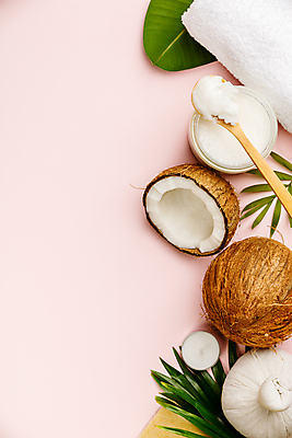 포토 JPG 해외이미지 사람없음 하이앵글 수건 피부관리 코코넛 향초 나무숟가락 열대잎 코코넛오일 허브볼 분홍색배경 해외202004 해외포토 뷰포인트 분홍색 백그라운드 잎 과일 초 위생용품 뷰티 숟가락 오일_음식 아로마테라피 파일형식