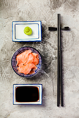 포토 JPG 해외이미지 스튜디오촬영 젓가락 실내 사람없음 하이앵글 고추냉이 간장 생강초절임 플랫레이 해외202004 해외포토 뷰포인트 수저 내부 양념 플랫 절임 파일형식