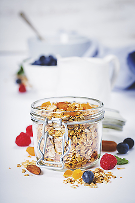 포토 JPG 해외이미지 그릇 유리병 곡류 실내 사람없음 시리얼 흰배경 블루베리 산딸기 요거트 그래놀라 해외202004 해외포토 식기 음식 백그라운드 과일 병_용기 유제품 내부 흰색 파일형식