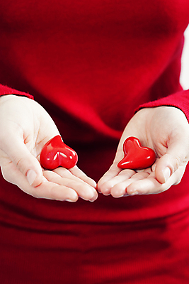 포토 JPG 해외이미지 여자 실내 사랑 한명 들기 상반신 성인 하트 오브젝트 보여주기 성인여자한명만 해외202004 해외포토 모양 1 감정 모션 사람 내부 여자한명만 성인여자만 파일형식