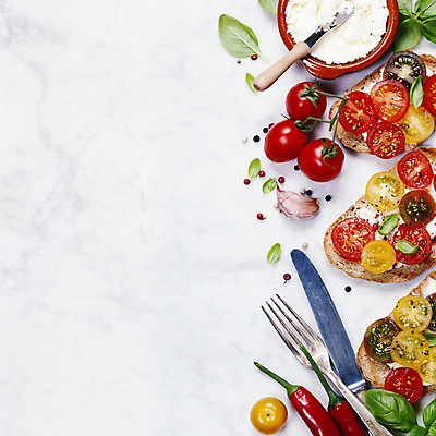 포토 JPG 해외이미지 그릇 빵 포크 방울토마토 실내 마늘 사람없음 나이프 이탈리아음식 애피타이저 흰배경 홍고추 바질 버터나이프 브루스케타 크림치즈 카피스페이스 해외202004 해외포토 식기 음식 백그라운드 토마토 채소 고추 치즈 서양음식 내부 공백 흰색 칼 파일형식
