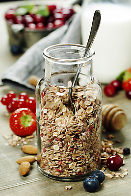 포토 JPG 해외이미지 딸기 유리병 곡류 실내 사람없음 숟가락 견과류 냄비 시리얼 천 꽂음 요거트 나무탁자 크랜베리 허니디퍼 카피스페이스 그래놀라 해외202004 해외포토 열매 음식 과일 탁자 병_용기 유제품 수저 내부 공백 도구 직물 솥 파일형식