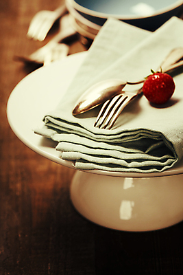 포토 JPG 해외이미지 포크 딸기 실내 사람없음 아웃포커스 나이프 상차림 받침대 준비 냅킨 나무탁자 해외202004 플레이팅 해외포토 식기 과일 탁자 촬영기법 내부 칼 파일형식