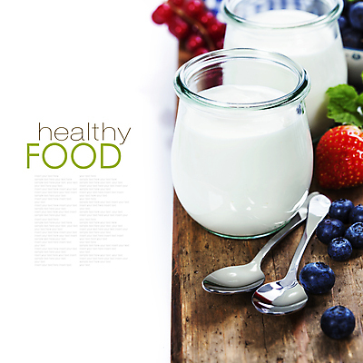 포토 JPG 해외이미지 딸기 유리병 실내 사람없음 숟가락 흰배경 블루베리 요거트 나무도마 해외202004 해외포토 백그라운드 과일 병_용기 유제품 도마 수저 내부 목재 흰색 파일형식