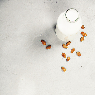 포토 JPG 해외이미지 건강 사람없음 하이앵글 우유 우유병 채식 아몬드 다이어트음식 저칼로리식단 비건 해외202004 해외포토 뷰포인트 다이어트 병_용기 유제품 견과류 식단 저칼로리 채식주의자 파일형식
