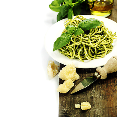 포토 JPG 해외이미지 접시 유리병 치즈 파스타 실내 사람없음 올리브오일 흰배경 바질 나무도마 치즈나이프 카피스페이스 페스토 해외202004 해외포토 식기 백그라운드 병_용기 유제품 도마 서양음식 내부 목재 공백 흰색 소스_음식 나이프 기름_음식 파일형식
