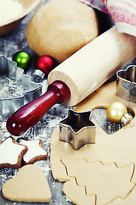 포토 JPG 해외이미지 별 크리스마스 실내 사람없음 쿠키 제과 하트 달콤 나무바닥 반죽 쿠키틀 반죽밀대 트리모양 오너먼트 해외202004 해외포토 자연요소 모양 기념일 크리스마스장식 디저트 바닥 내부 크리스마스트리 제과제빵 맛 밀대 제빵도구 파일형식