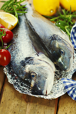 포토 JPG 해외이미지 방울토마토 실내 어류 사람없음 레몬 은박지 해산물 로즈메리 나무탁자 황새치 해외202004 해외포토 토마토 과일 탁자 내부 수중동물 허브 파일형식 새치