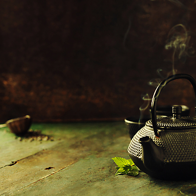 포토 JPG 해외이미지 잎 실내 사람없음 수증기 찻잔 다기 찻주전자 카피스페이스 초록배경 해외202004 해외포토 식물 백그라운드 주전자 잔 내부 초록색 공백 다도 파일형식