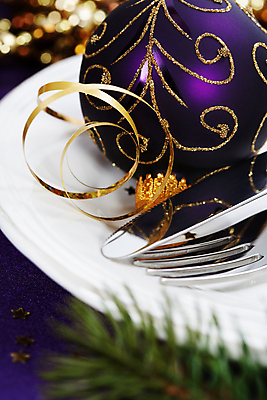 포토 JPG 해외이미지 접시 리본 포크 크리스마스 실내 사람없음 화려 나이프 소프트포커스 상차림 준비 보케 보라색배경 오너먼트 해외202004 플레이팅 해외포토 식기 기념일 백그라운드 컨셉 크리스마스장식 촬영기법 내부 보라색 칼 파일형식