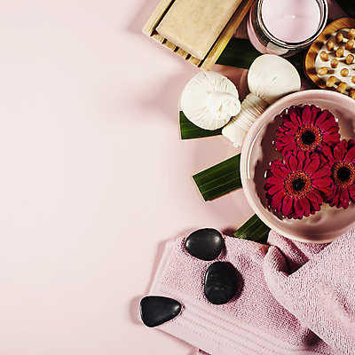 포토 JPG 해외이미지 그릇 실내 사람없음 하이앵글 수건 머리빗 담기 스파용품 비누 거베라 향초 아로마테라피 스톤 허브볼 카피스페이스 분홍색배경 해외202004 해외포토 식기 꽃 뷰포인트 분홍색 백그라운드 초 모션 내부 위생용품 스파 공백 미용용품 오브젝트 테라피 파일형식