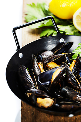 포토 JPG 해외이미지 사람없음 아웃포커스 냄비 레몬 담기 홍합 나무도마 해외202004 해외포토 과일 모션 어패류 도마 촬영기법 목재 솥 파일형식