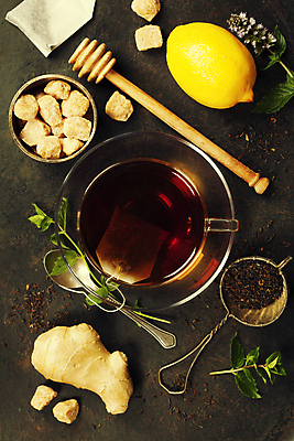 포토 JPG 해외이미지 잎 검은배경 실내 사람없음 하이앵글 찻잔 티스푼 레몬 생강 티백 생강차 허니디퍼 해외202004 차거름망 해외포토 식물 뷰포인트 백그라운드 채소 과일 잔 내부 차_음료 숟가락 검은색 도구 파일형식