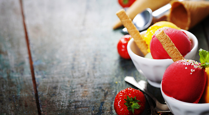 포토 JPG 해외이미지 그릇 딸기 아이스크림 디저트 실내 사람없음 아웃포커스 과자 달콤 담기 나무바닥 해외202004 해외포토 식기 음식 과일 모션 바닥 촬영기법 내부 맛 파일형식