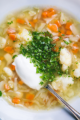 포토 JPG 해외이미지 실내 파슬리 근접촬영 사람없음 숟가락 수프 크림 야채수프 컬리플라워 해외202004 해외포토 뷰포인트 채소 수저 내부 브로콜리 파일형식