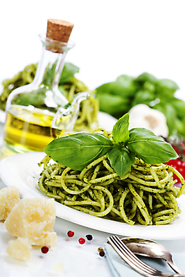 포토 JPG 해외이미지 접시 포크 유리병 치즈 파스타 실내 마늘 사람없음 아웃포커스 숟가락 올리브오일 흰배경 바질 통후추 페스토 해외202004 해외포토 식기 백그라운드 채소 병_용기 유제품 서양음식 촬영기법 수저 내부 흰색 소스_음식 기름_음식 후추 파일형식