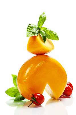 포토 JPG 해외이미지 방울토마토 유제품 실내 사람없음 흰배경 바질 고다치즈 해외202004 해외포토 백그라운드 토마토 치즈 내부 흰색 파일형식