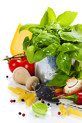 포토 JPG 해외이미지 토마토 방울토마토 고추 사람없음 아웃포커스 버섯 흰배경 후추 바질 마카로니 치즈나이프 통후추 펜네 해외202004 해외포토 백그라운드 채소 파스타 촬영기법 흰색 나이프 향신료 파스타면 파일형식