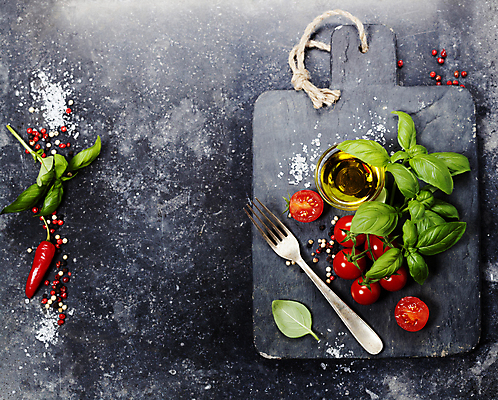 포토 JPG 해외이미지 포크 방울토마토 고추 검은배경 실내 사람없음 하이앵글 올리브오일 소금 바질 나무도마 통후추 카피스페이스 해외202004 해외포토 식기 뷰포인트 백그라운드 토마토 채소 도마 내부 목재 검은색 공백 기름_음식 후추 파일형식