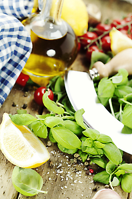 포토 JPG 해외이미지 방울토마토 유리병 실내 사람없음 아웃포커스 올리브오일 레몬 소금 바질 나무탁자 통후추 해외202004 해외포토 토마토 과일 탁자 병_용기 촬영기법 내부 기름_음식 후추 파일형식