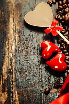 포토 JPG 해외이미지 리본 실내 사람없음 하이앵글 초콜릿 원두 하트 나무바닥 해외202004 해외포토 모양 커피 뷰포인트 디저트 바닥 내부 파일형식