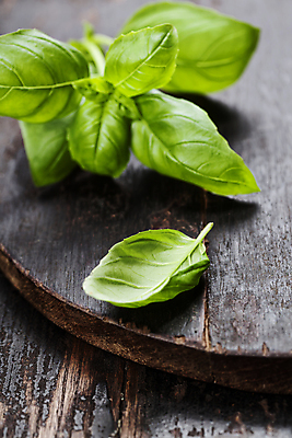 포토 JPG 해외이미지 채소 실내 근접촬영 사람없음 채식 나무바닥 나무판자 바질 해외202004 해외포토 뷰포인트 바닥 내부 목재 파일형식