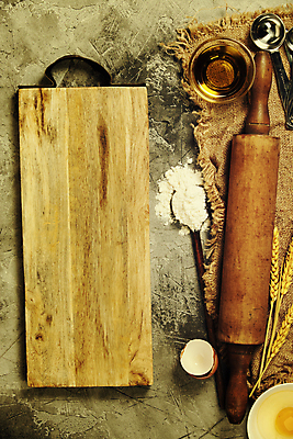 포토 JPG 해외이미지 그릇 사람없음 하이앵글 계란 숟가락 밀 계란껍데기 밀가루 종지 계량스푼 나무도마 카피스페이스 해외202004 해외포토 식기 뷰포인트 주방용품 곡류 도마 수저 목재 알 공백 가루 파일형식