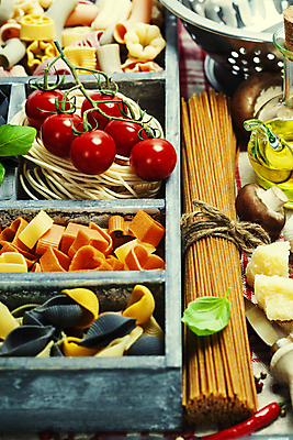 포토 해외이미지 리본 방울토마토 치즈 실내 사람없음 다양 올리브오일 나무상자 다발 홍고추 양송이 바질 노끈 파스타면 통밀 해외202004 해외포토 줄 다수 토마토 고추 유제품 파스타 내부 상자 버섯 면류 기름_음식 밀 파일형식