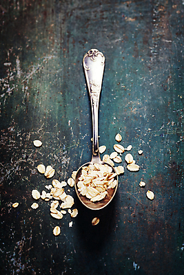 포토 JPG 해외이미지 실내 사람없음 숟가락 나무바닥 건강식 오트밀 슈퍼푸드 귀리 해외202004 해외포토 음식 곡류 바닥 수저 내부 건강식품 파일형식