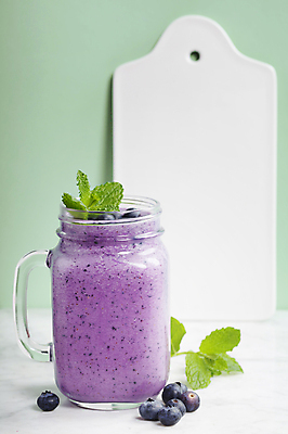 포토 JPG 해외이미지 유리 잔 도마 도마_주방용품 사람없음 주스 담기 블루베리 요거트 스무디 해외202004 해외포토 식기 음료 과일 모션 재질 주방용품 유제품 파일형식