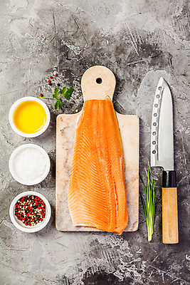 포토 JPG 해외이미지 도마 실내 사람없음 하이앵글 올리브오일 향신료 날것 소금 연어 후추 식칼 연어요리 연어회 해외202004 해외포토 음식 뷰포인트 주방용품 어류 내부 생선회 기름_음식 향미료 파일형식