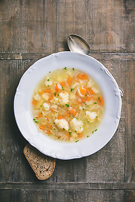 포토 JPG 해외이미지 접시 실내 사람없음 하이앵글 숟가락 수프 바게트 나무바닥 야채수프 해외202004 해외포토 식기 빵 뷰포인트 바닥 수저 내부 파일형식