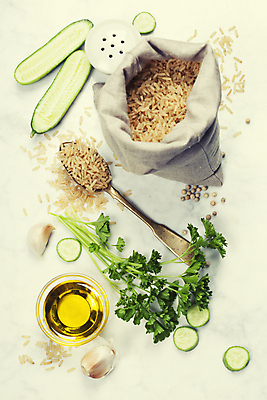 포토 JPG 해외이미지 오이 실내 파슬리 마늘 사람없음 하이앵글 숟가락 올리브오일 흰배경 담기 자루 소금통 현미 플랫레이 해외202004 해외포토 뷰포인트 백그라운드 채소 모션 곡류 수저 내부 흰색 플랫 기름_음식 파일형식