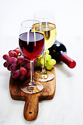 포토 JPG 해외이미지 와인잔 포도 사람없음 와인 레드와인 화이트와인 와인병 흰배경 나무도마 카피스페이스 해외202004 해외포토 백그라운드 술잔 과일 병_용기 도마 주류 목재 공백 흰색 파일형식