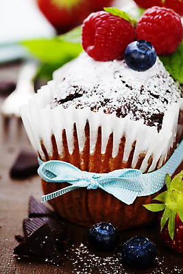 포토 JPG 해외이미지 리본 실내 근접촬영 사람없음 아웃포커스 초콜릿 달콤 컵케이크 블루베리 나무바닥 산딸기 슈가파우더 초코맛 해외202004 해외포토 뷰포인트 과일 디저트 바닥 촬영기법 내부 케이크 맛 파일형식